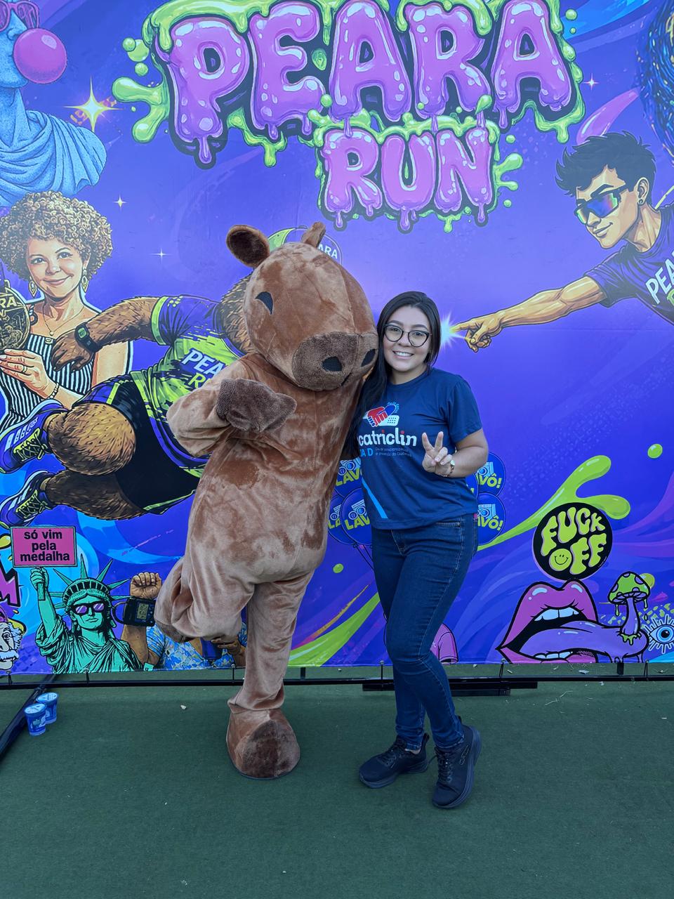 Representante da Cicatriclin ao lado do mascote da PEARA RUN