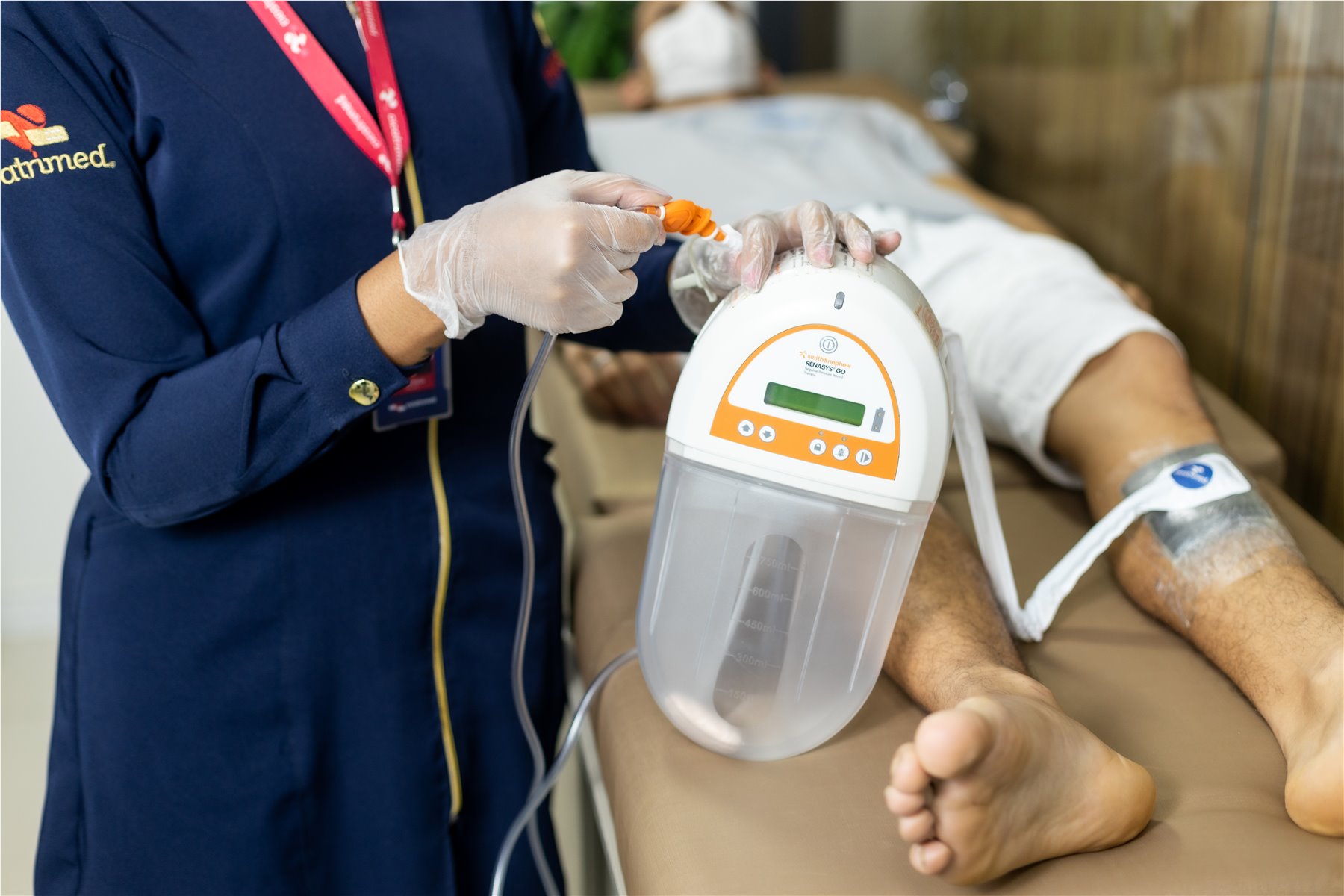Profissional utilizando equipamento de curativo a vácuo