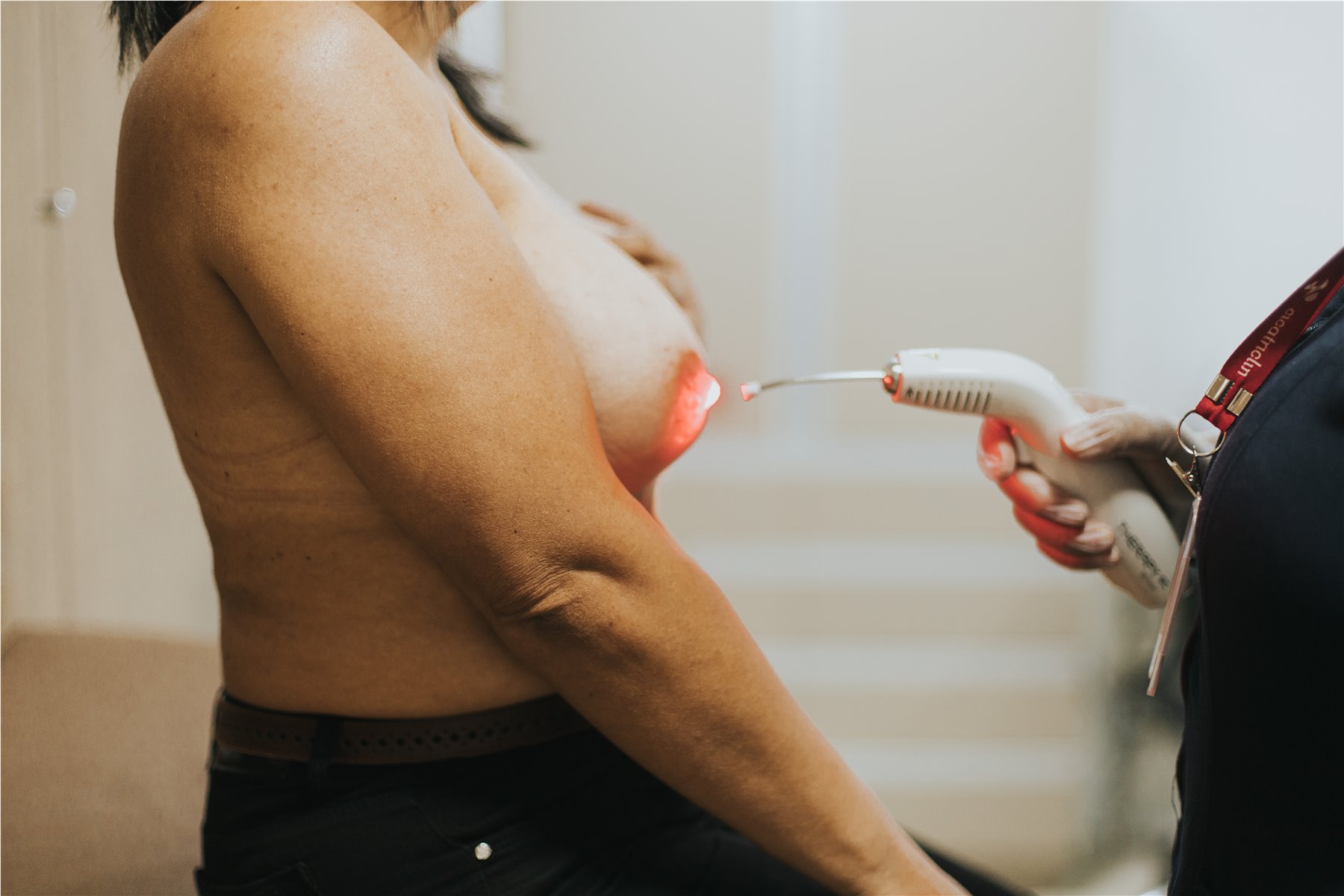 Profissional realizando laserterapia